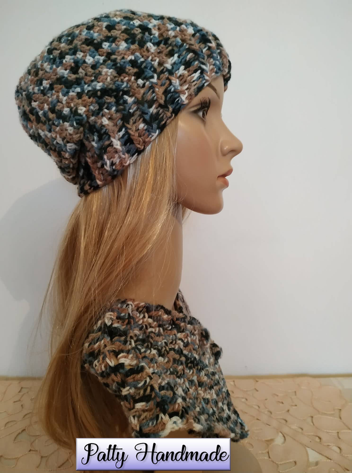 Cappello e scaldacollo donna multicolor realizzati ad uncinetto