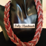 Collana treccia realizzata ad uncinetto