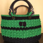 Borsa realizzata ad uncinetto in cordino verde e blu