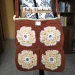 Borsa a tracolla ad uncinetto con tecnica Granny Square