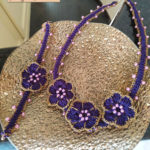 Set collana e bracciale con fiori ad uncinetto