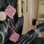 Set collana, bracciale e orecchini ad uncinetto con ciondolo e perline