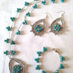 Set collana, bracciale ed orecchini con ciondolo ad uncinetto con perline