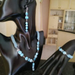 Set collana, bracciale e orecchini ad uncinetto con perline di vetro