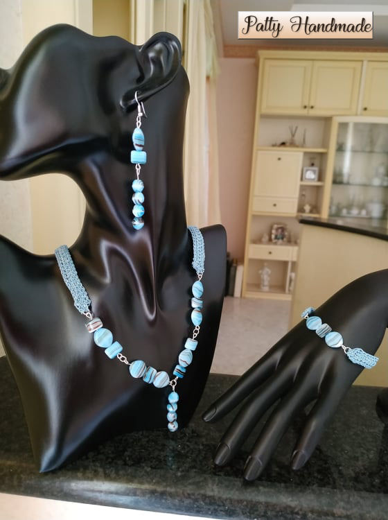 Set collana, bracciale e orecchini ad uncinetto con perline di vetro