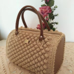 Borsa bauletto color crema realizzata ad uncinetto