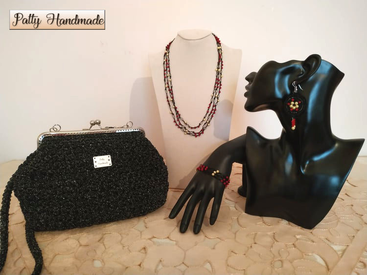 Set pochette clic clac  in cordino nero glitterato con gioielli tessili abbinati