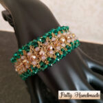 Bracciale realizzato ad uncinetto con filato lurex e mezzi cristalli