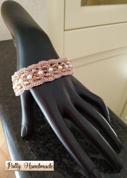 Bracciale realizzato ad uncinetto con filato in viscosa e lamé color rosa/oro e mezzi cristalli