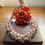 Collier realizzato ad uncinetto con perle e mezzi  cristalli