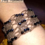 Bracciale realizzato ad uncinetto con filato elastico