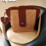 Borsa bicolore realizzata ad uncinetto in colore beige e ruggine