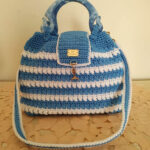 Borsa bicolore, azzurro e bianco, realizzata ad uncinetto