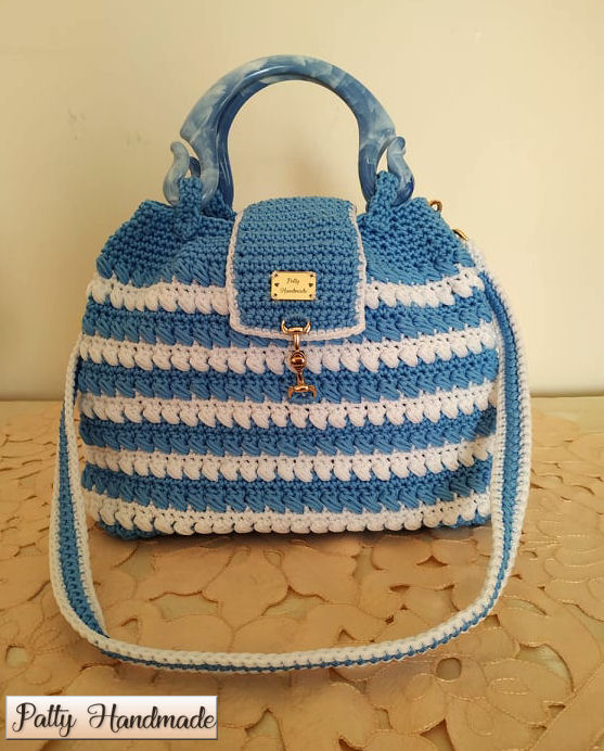 Borsa bicolore, azzurro e bianco, realizzata ad uncinetto