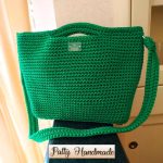 Borsa a tracolla realizzata ad uncinetto in cordino di colore verde.