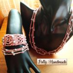 Set di collana e due bracciali realizzati ad uncinetto con filato gioiello sui toni del rosa