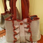 Borsa realizzata ad uncinetto in cordino di due colori decorata con volant