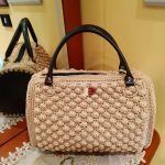 Bauletto color crema realizzato ad uncinetto con laterali e manici in ecopelle color moro