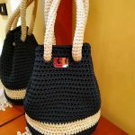 Piccola borsa a secchiello in colore blu notte e beige realizzata ad uncinetto