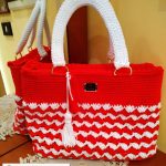 Borsa bicolore, bianca e rossa, realizzata ad uncinetto