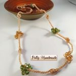 Collana realizzata ad uncinetto con filato in viscosa lucida e mezzi cristalli