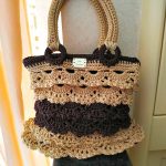 Borsa bicolore, beige e moro, con volant, realizzata ad uncinetto