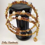 Bracciale realizzato ad uncinetto con molla armonica, filato in lamé e mezzi cristalli