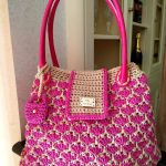 Borsa bicolore beige e fucsia realizzata ad uncinetto