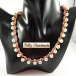 Collier realizzato ad uncinetto con filato in lamé e perle