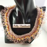 Collana con frangia e mezzi cristalli realizzata ad uncinetto