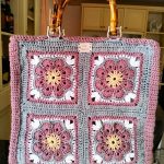 Borsa Granny realizzata ad uncinetto con fiore africano