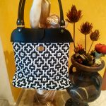 Borsa realizzata ad uncinetto con tecnica mosaico