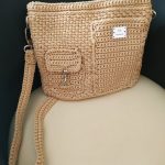 Piccola tracolla con tasche realizzata ad uncinetto
