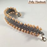 Bracciale realizzato ad uncinetto con filato gioiello color argento