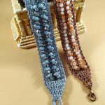 Bracciale realizzato ad uncinetto e perline in due versioni di colore