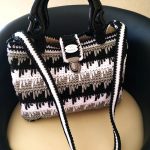 Borsa realizzata ad uncinetto in tre colori