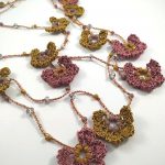 Collana lunga realizzata ad uncinetto con fiorellini