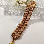 Bracciale a fascia realizzato ad uncinetto in filato gioiello e mezzi cristalli