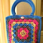 Borsa granny realizzata ad uncinetto in versione primaverile