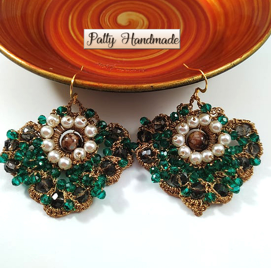 Orecchini realizzati ad uncinetto con filato gioiello, perle e mezzi cristalli in due colori
