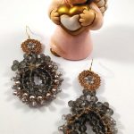 Orecchini realizzati con filato metallico e perline