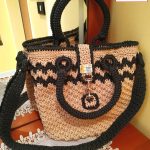 Borsa realizzata ad uncinetto in cordino color avorio e moro