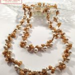 Collana realizzata ad uncinetto con filato gioiello e mezzi cristalli