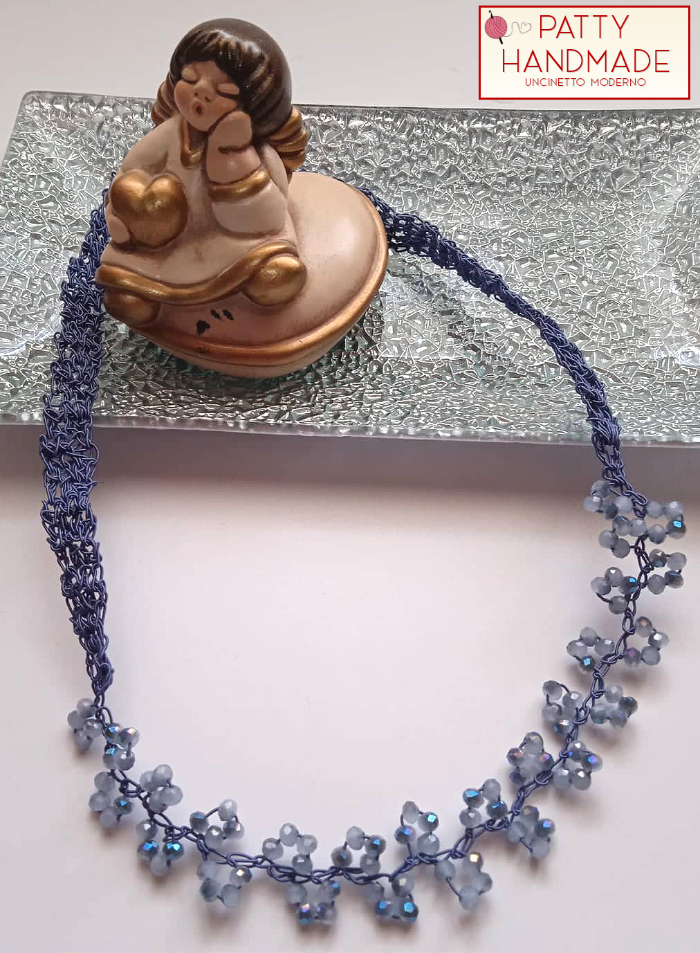 Collana realizzata ad uncinetto con filato in anima in metallo di colore blu