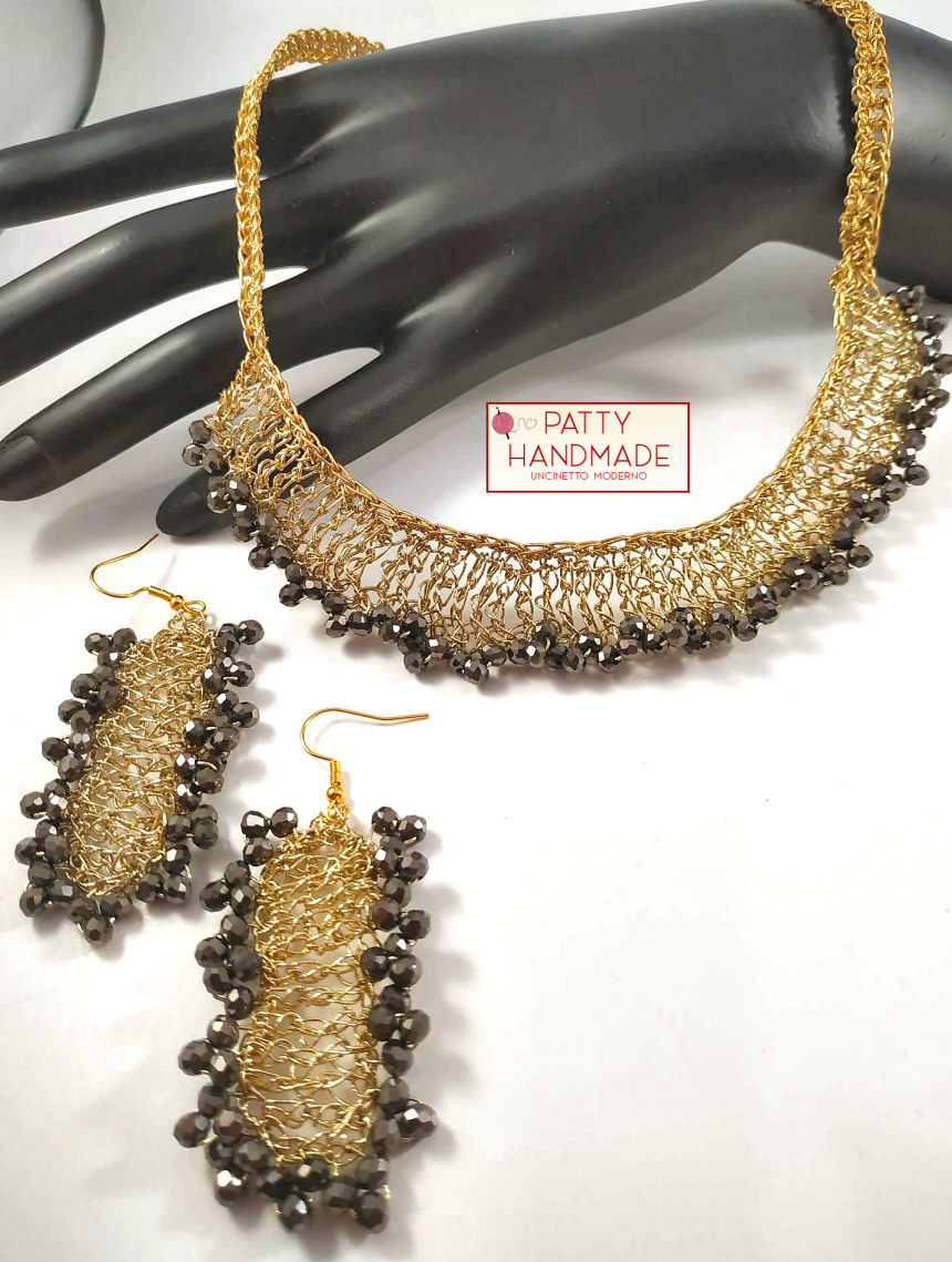 Set collana e orecchini realizzati interamente a mano ad uncinetto con filato gioiello dall’anima in metallo