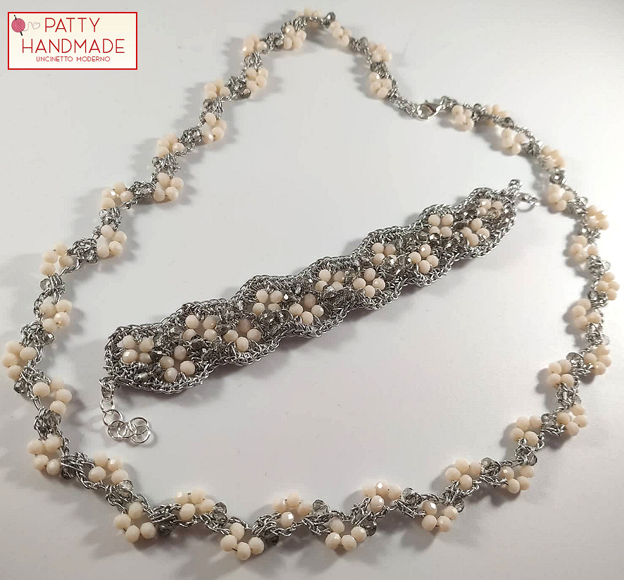 Set di collana e bracciale realizzati ad uncinetto