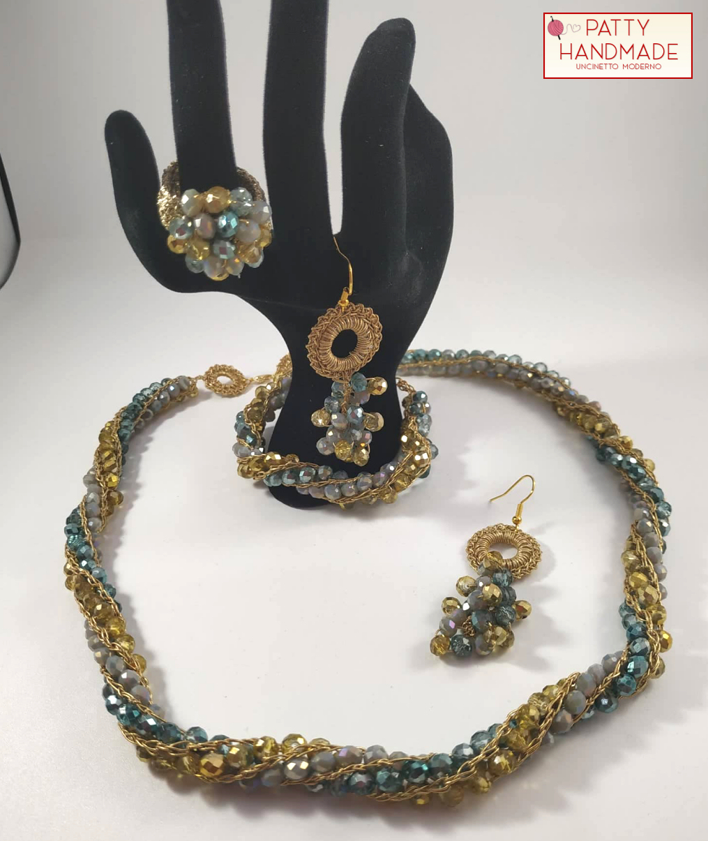 Parure di collana, bracciale, orecchini e anello realizzata ad uncinetto