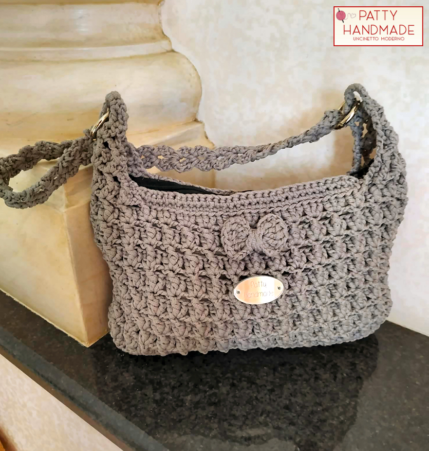 Pochette realizzata ad uncinetto con cordino grigio perla