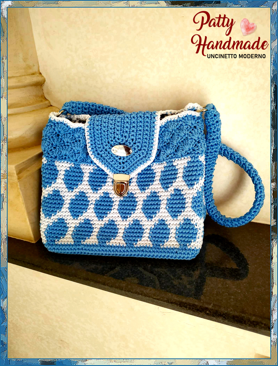 Borsa azzurra e bianca realizzata ad uncinetto con tecnica Tapestry Crochet