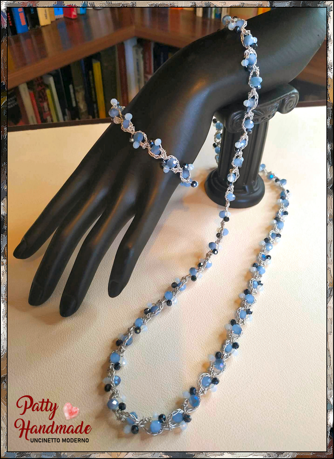 Set di collana e bracciale realizzati ad uncinetto con filato gioiello color argento e cristallini sulle sfumature dell’azzurro e del blu.
